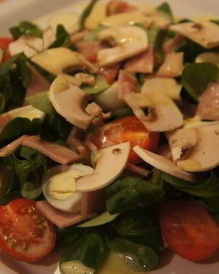 Салат со свежими шампиньонами