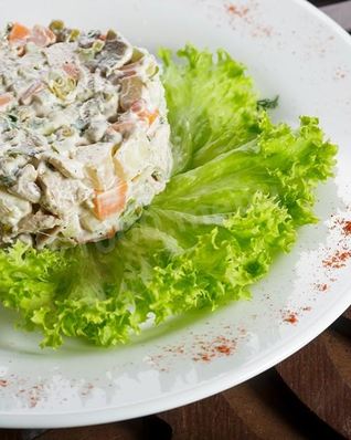 Салат столичный с говядиной