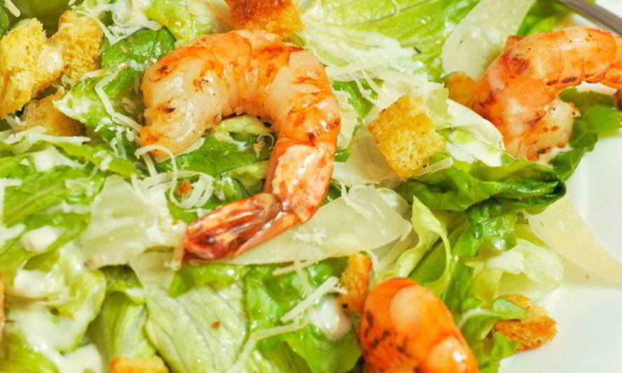 Рецепт салата цезарь с креветками
