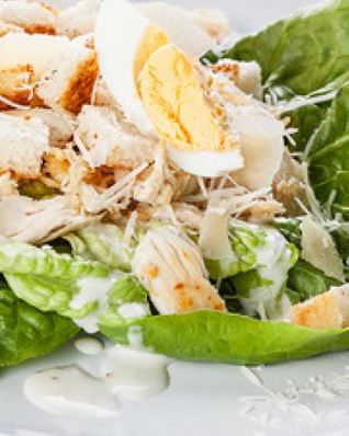 Салат Цезарь с курицей