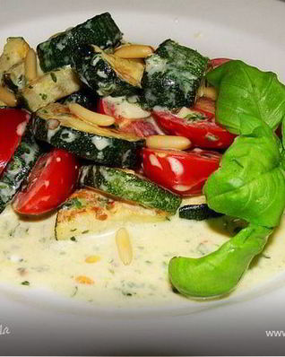 Салат Цукини, томаты и базилик