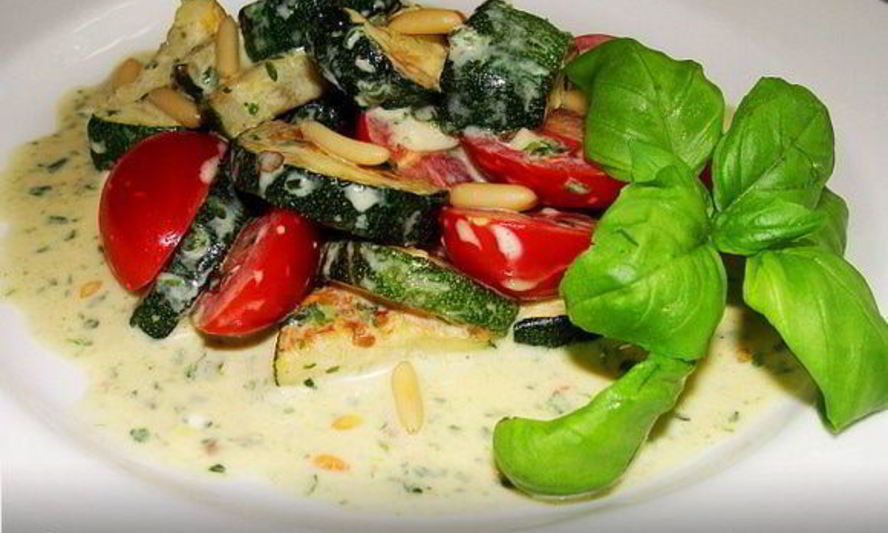 Рецепт салата цукини, томаты и базилик