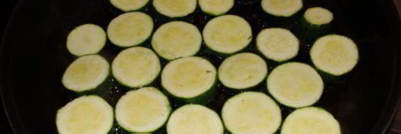 салат цукини, томаты и базилик