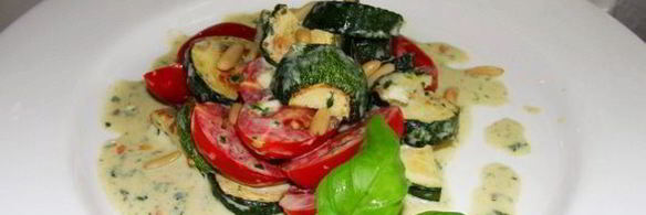 салат цукини, томаты и базилик