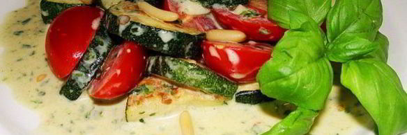 салат цукини, томаты и базилик