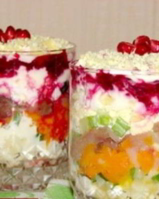 Слоеный салат Новогодний со скумбрией