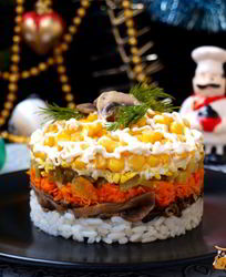 Слоеный салат с рисом, грибами и кукурузой