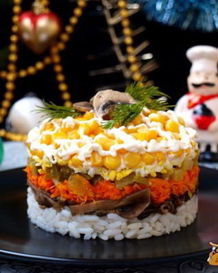 Слоеный салат с рисом, грибами и кукурузой