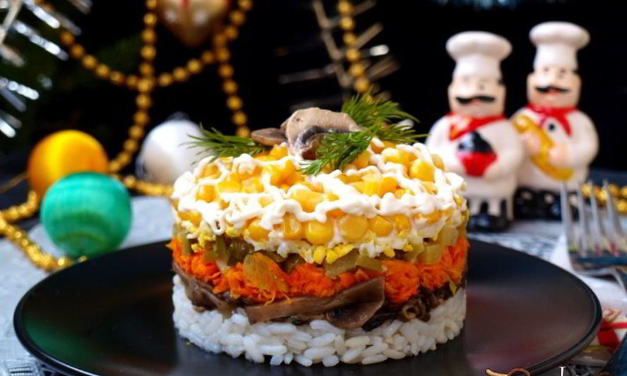 Рецепт слоеного салата с рисом, грибами и кукурузой