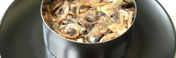 слоеный салат с рисом, грибами и кукурузой