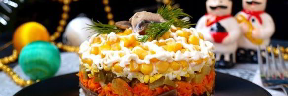 слоеный салат с рисом, грибами и кукурузой