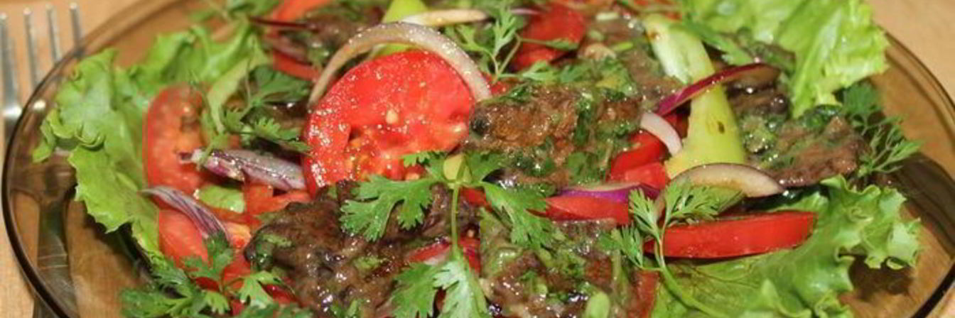 Теплый салат из маринованной говядины с помидорами и луком