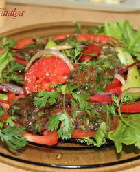 Теплый салат из маринованной говядины с помидорами и луком