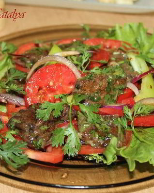 Теплый салат из маринованной говядины с помидорами и луком
