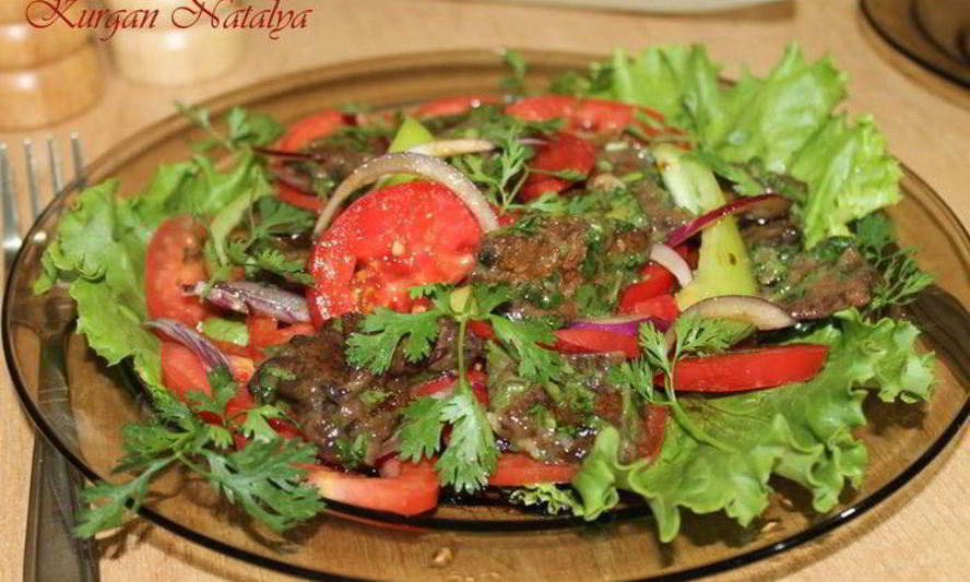 Рецепт теплого салата из маринованной говядины с помидорами и луком