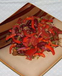 Теплый салат с фасолью