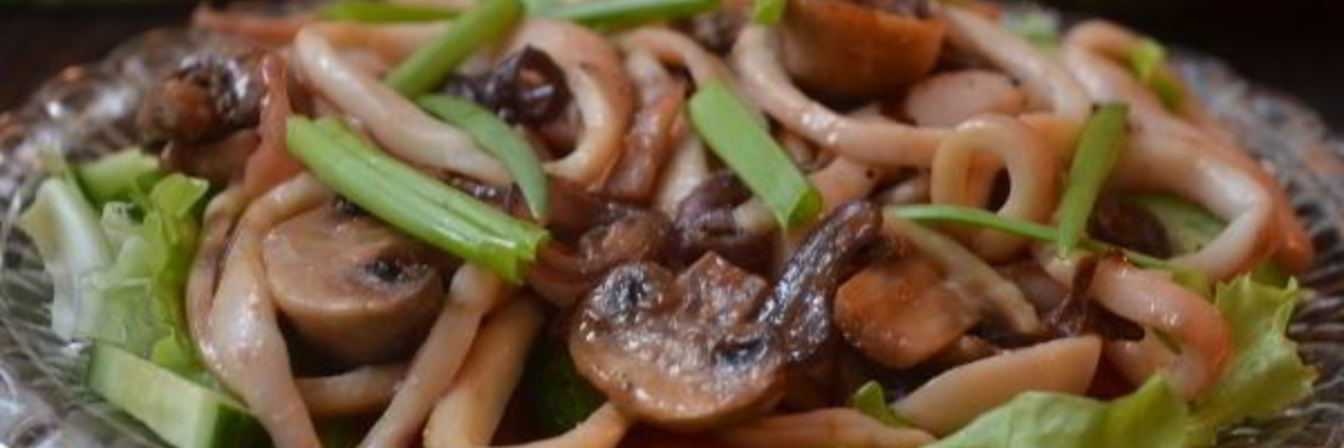 Теплый салат с кальмарами и грибами