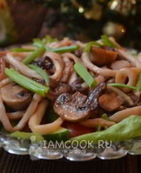Теплый салат с кальмарами и грибами