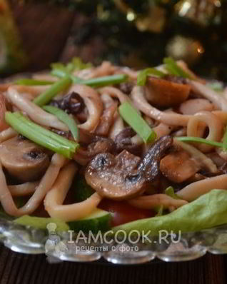 Теплый салат с кальмарами и грибами