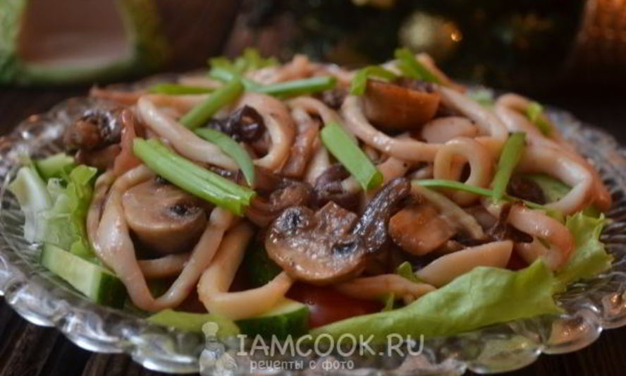 Рецепт теплого салата с кальмарами и грибами