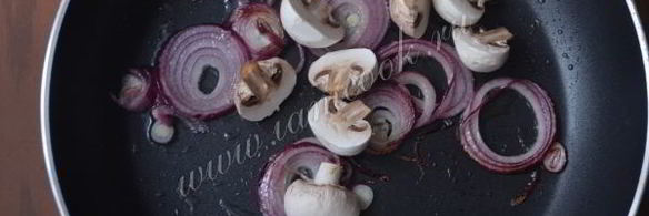 теплый салат с кальмарами и грибами