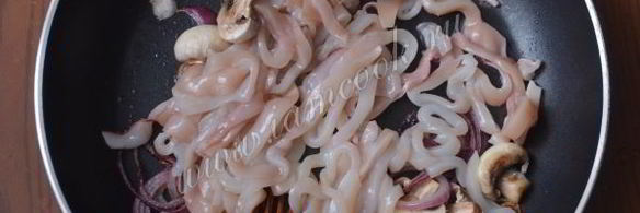 теплый салат с кальмарами и грибами