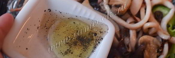 теплый салат с кальмарами и грибами