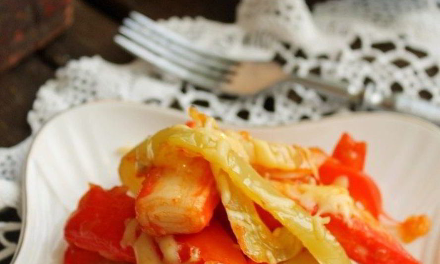 Рецепт теплого салата с крабовыми палочками