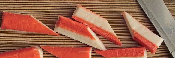 теплый салат с крабовыми палочками