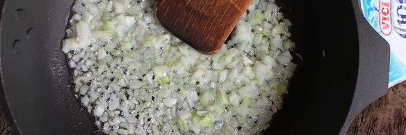 теплый салат с крабовыми палочками