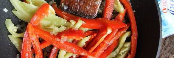 теплый салат с крабовыми палочками