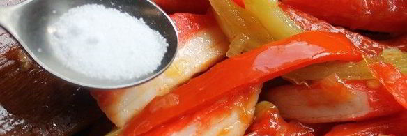 теплый салат с крабовыми палочками