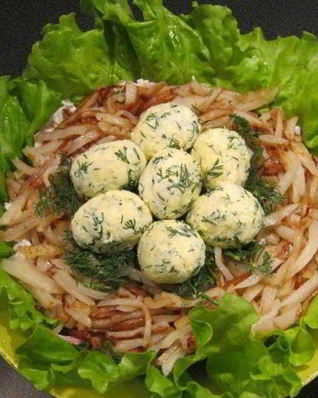 Вкусный салат гнездо кукушки с картошкой
