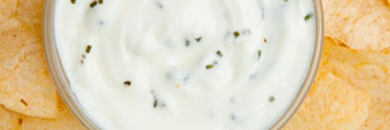 Белый соус с травами и чипсы