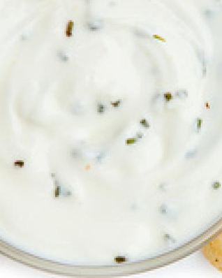 Белый соус с травами и чипсы