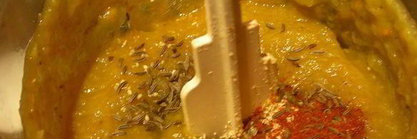 дип из запеченных баклажанов, перцев и кинзы