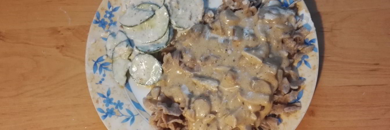 Кокосовый соус с курицей, грибами и огуречным салатом