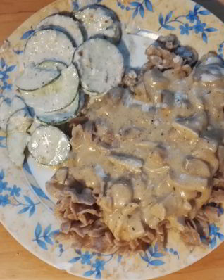 Кокосовый соус с курицей, грибами и огуречным салатом