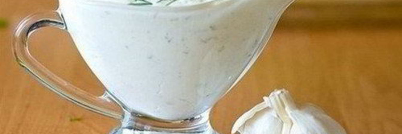 Огуречный белый соус с зеленью