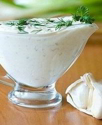 Огуречный белый соус с зеленью