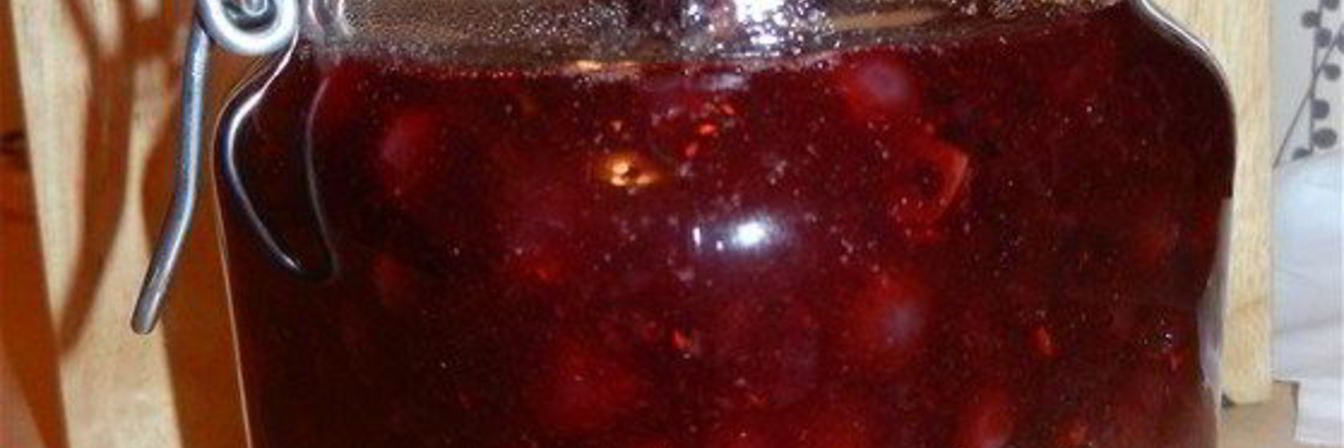 Пряный клюквенный соус со сливами и чили