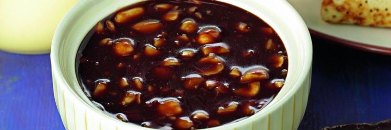 Шоколадный соус с орехами