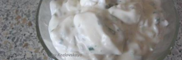 сметанный соус с солеными огурцами