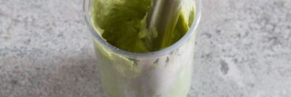 соус-дип из авокадо с сыром