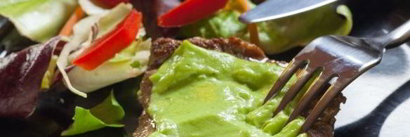 соус-дип из авокадо с сыром