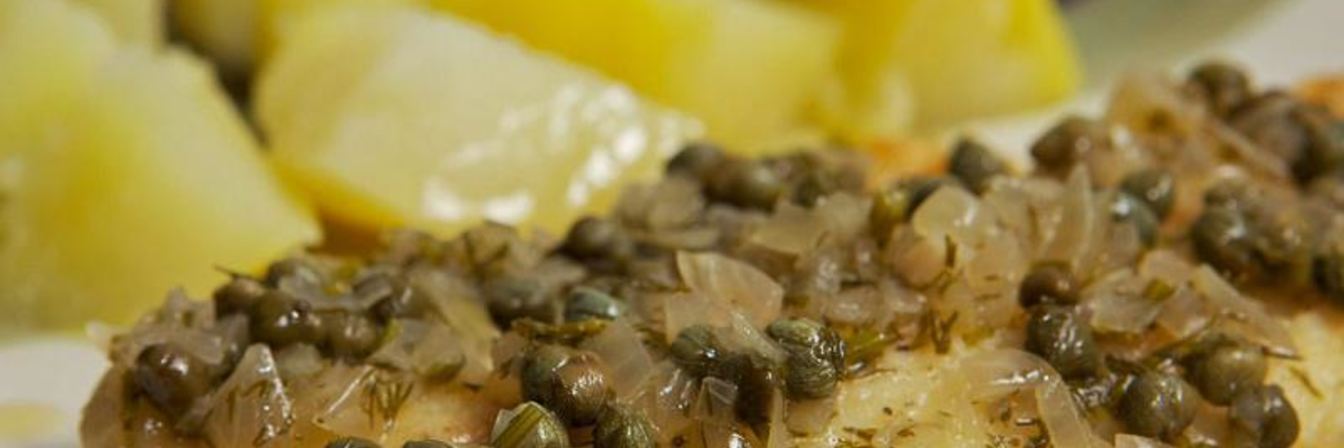Соус для рыбы из вина, масла и каперсов