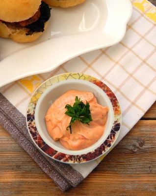 Соус из кетчупа и майонеза с чесноком