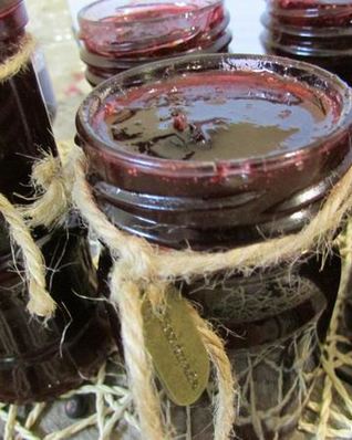 Соус-конфитюр из слив и можжевельника