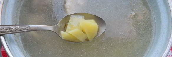 борщ со свиными ребрышками и молодыми овощами