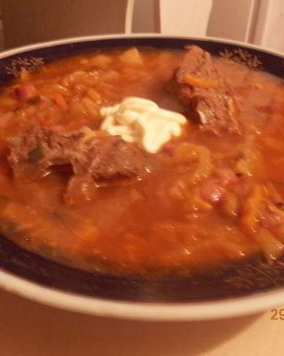 Борщ, заправленный старым салом и чесноком